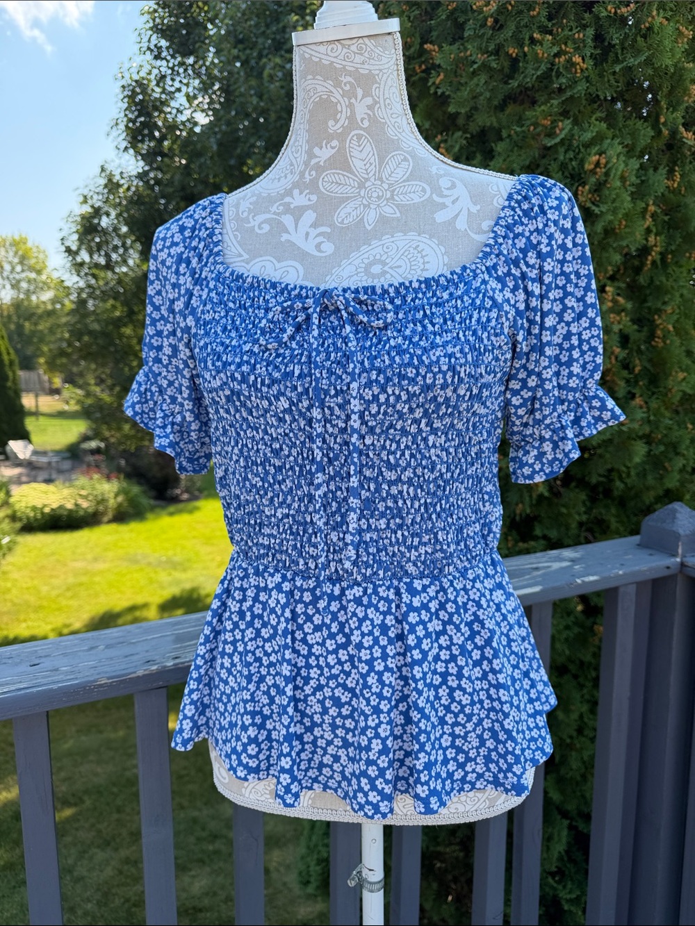 Gilli Blue Floral Smocked Peplum Top sz S